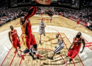 开云体育在线-孤胆英雄与团队荣耀，从独行侠横扫深圳队到拉梅洛欧冠接管比赛