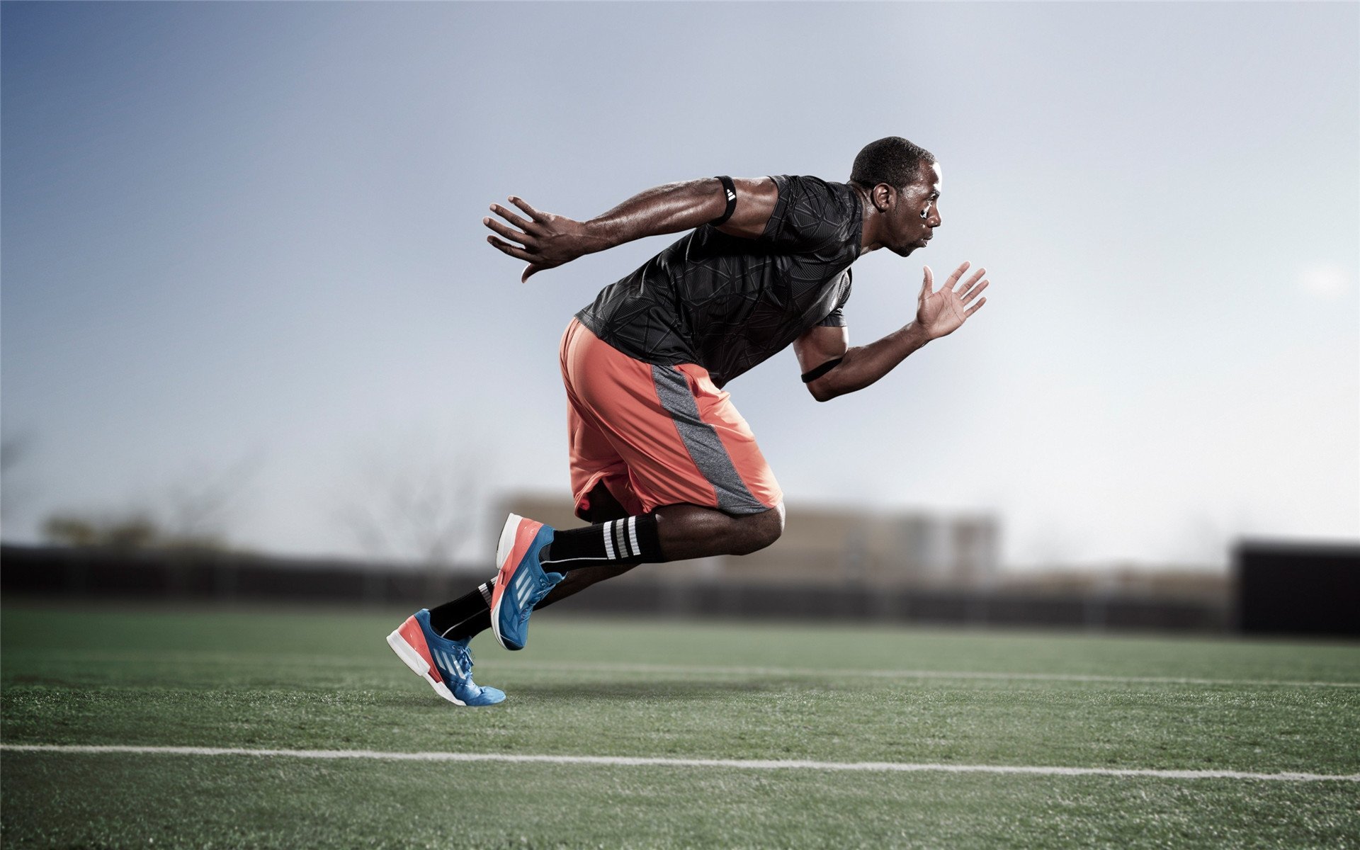 赛道上的终局艺术，维斯塔潘关键制胜，梅赛德斯绝杀哈斯车队